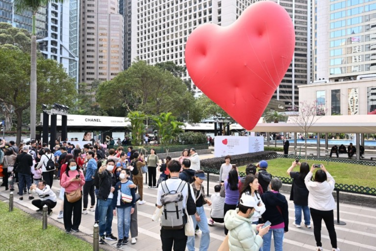 香港，文藝大都會 香港文藝大都會新亮點：“胖胖心”巨型紅心設計裝置展出，傳遞愛與正能量